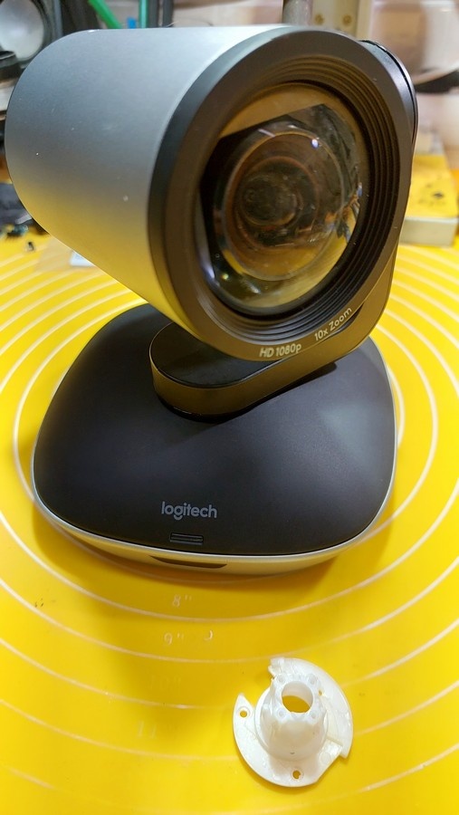 Конечный результат сборки камеры, рядом неисправная деталь.