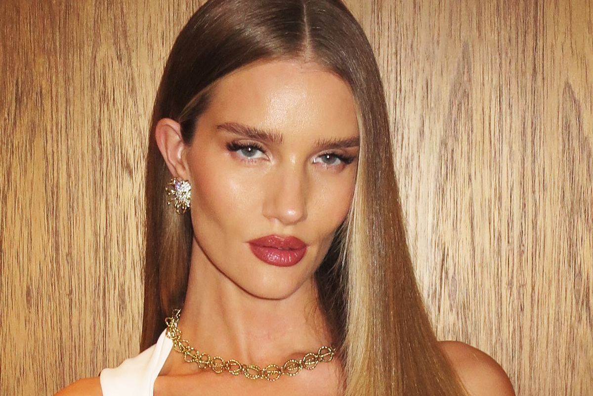     Роузи Хантингтон-Уайтли снялась с голой грудью в номере отеля в Бразилии