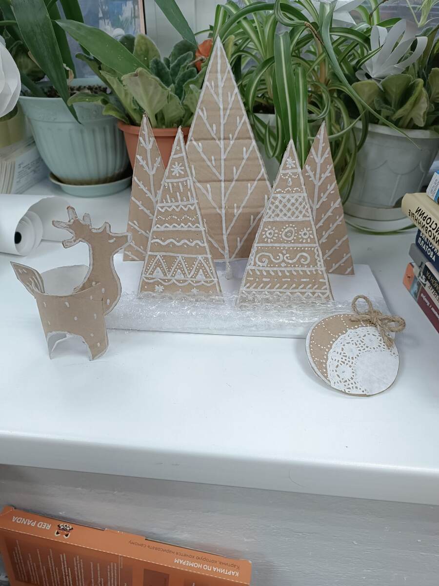 Мои "творения " из картона( обычные коробки) и втулки от туалетной бумаги 