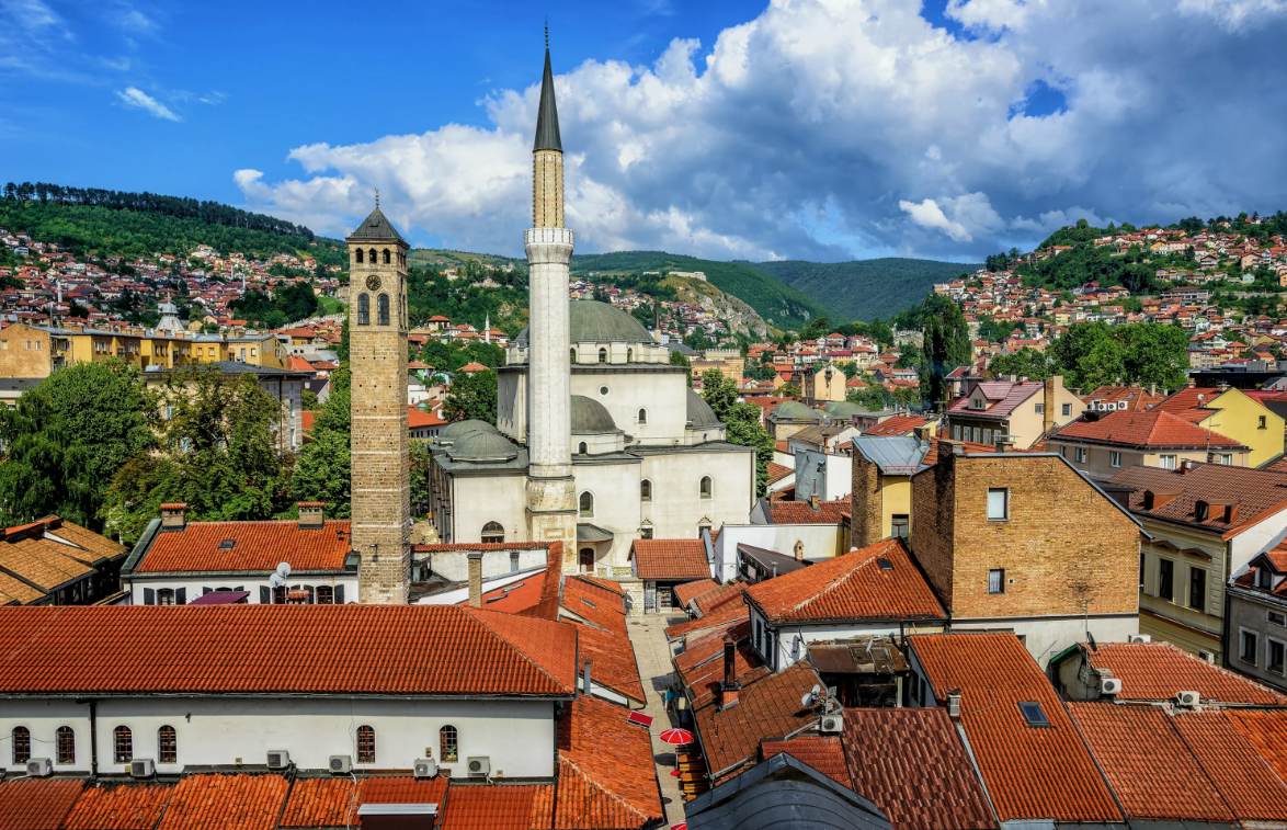 Вид на современный Сараево и окружающие высоты.