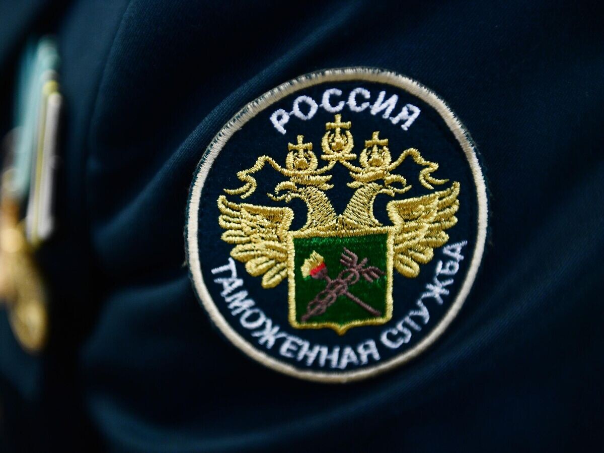    Эмблема Федеральной таможенной службы России© РИА Новости / Павел Лисицын