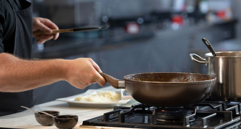 Хитрости чистоты: как защитить кухню от масляных брызг во время жарки