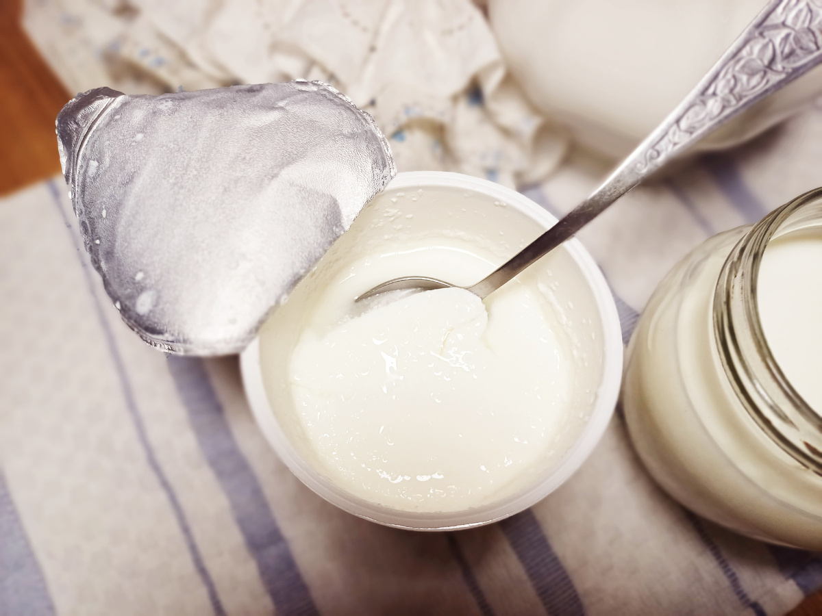 На фото мацони из магазина. Слоится, как надо и вкус сладковатый. Все в порядке, можно готовить. Фото автора