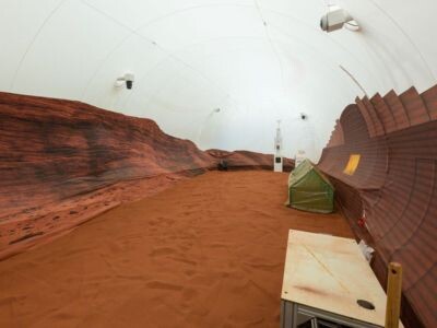    Четыре добровольца NASA провели месяц в «марсианской симуляции»