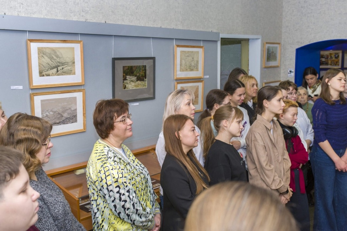 Фото с отрытия выставки в Рязанском музее путешественников в 2025г.  На заднем плане - этюды и зарисовки из экспедиций 2014-2015гг. 