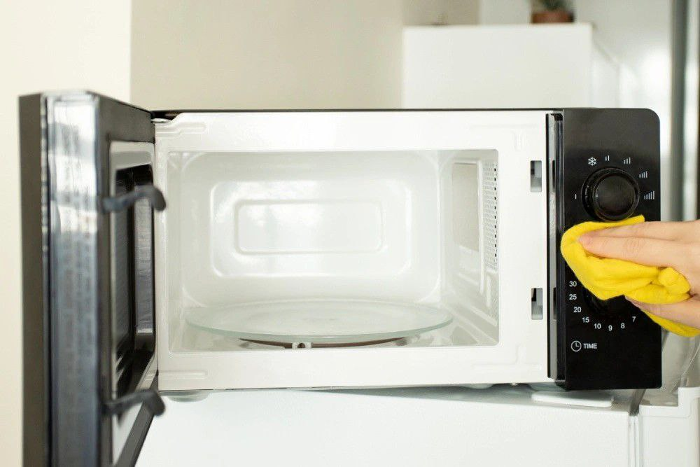 Чистая микроволновка за пятнадцать минут: эффективный способ без лишних усилий