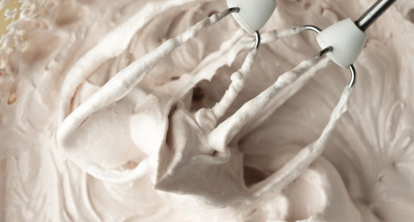    Не с маслом: вот с чем нужно смешать сгущёнку, чтобы получить "божественный" крем для тортов — за 1 минуту