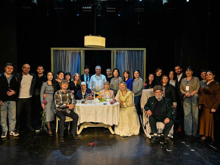     Ногайский драмтеатр представил крымской публике постановку по пьесе Александра Галина «Ретро». Фото: kirimtatar-teatr.crm.muzkult.ru