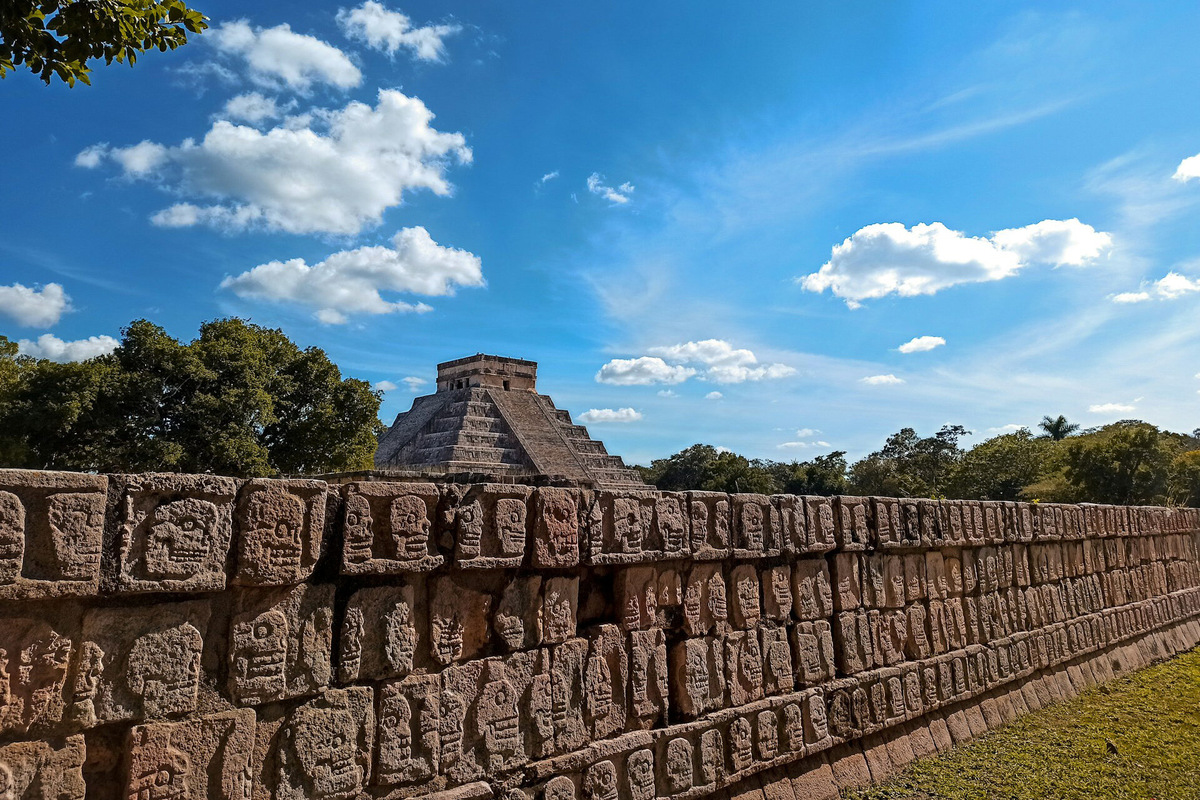 На рубеже XII веке Чичен-Ица был разгромлен войском трёх городов-государств Америки и окончательно опустел. Фото: Alexis Mora / Unsplash