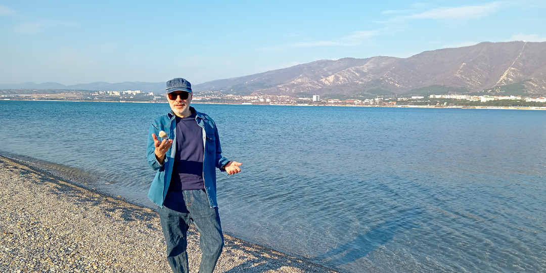 Родственники не успокоились и не смирились, когда им запретили приезжать, и поэтому решили приехать по-тихому и втайне друг от друга