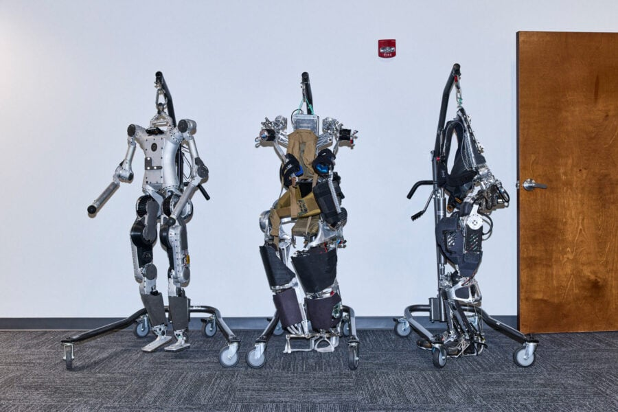 Предшественники гуманоидного робота Apollo от Apptronik, слева направо: QDH, гибкий несущий экзоскелет Sagittarius и гибкий несущий экзоскелет Apex. Остин, Техас, октябрь 2025 г. Все фотографии © Спенсер Лоуэлл.