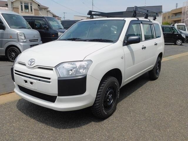 Внедорожная версия выглядит неплохо ведь есть даже багажник на крыше и резина M/T. Тоже вариант для тех кто любит ездить по лайту во внедорржье. Да вариатор на данном автомобиле может переваривать внедорржье ведь такие экземпляры теперь есть в России. 