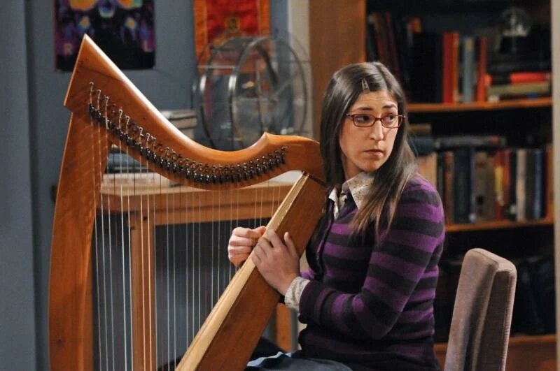 Очаровательная Эми с арфой