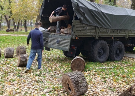    В Крыму льют свечи, защищающие от блиндажных мошек, и заготавливают парковые дрова для СВО