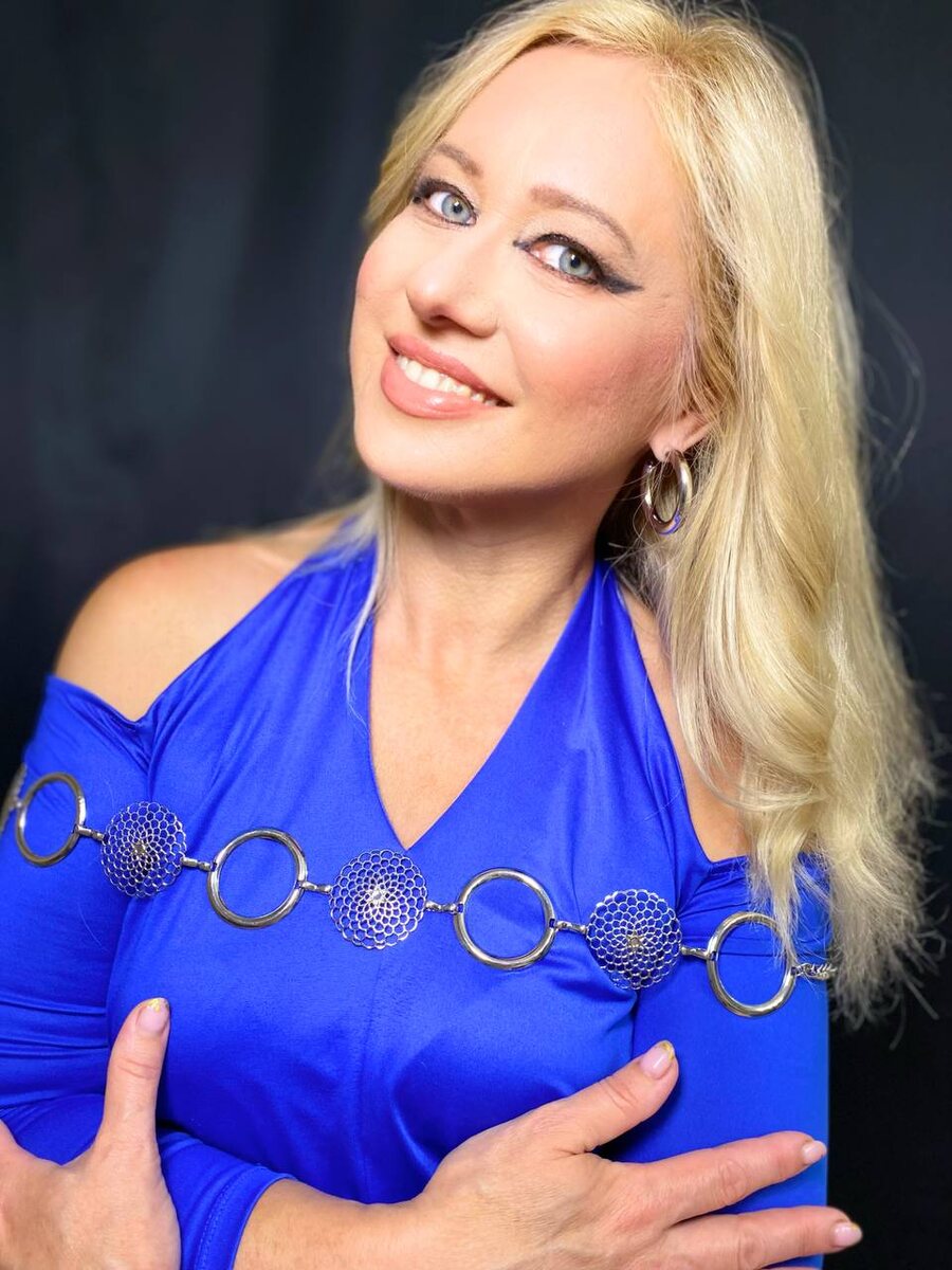 Фотографировала меня моя дочка с макияжем, который она сама мне сделала...