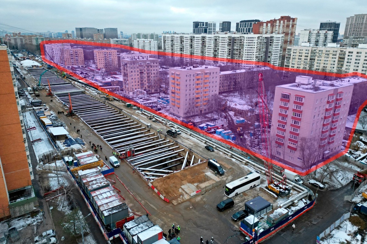 📸 1.1: Стройплощадка станции «Бульвар Генерала Карбышева» и жилые дома, попадающие в контур будущего ТПУ.