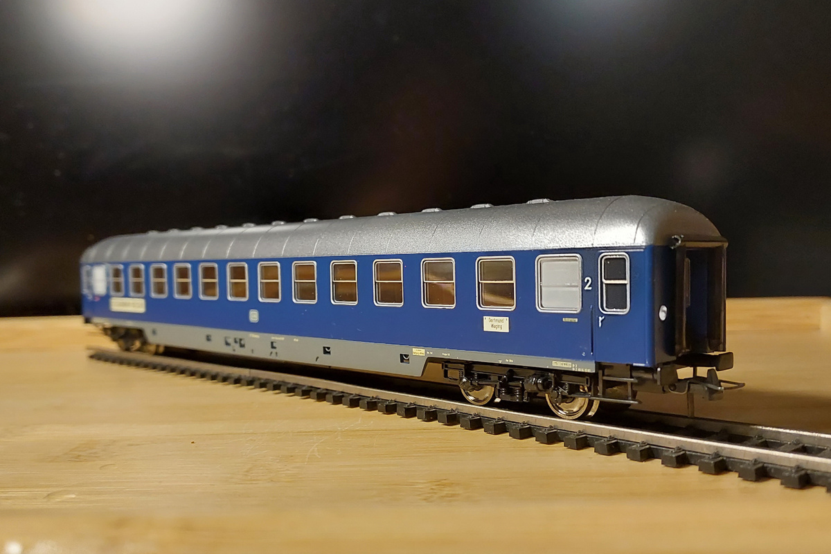  синий 4-х осный вагон