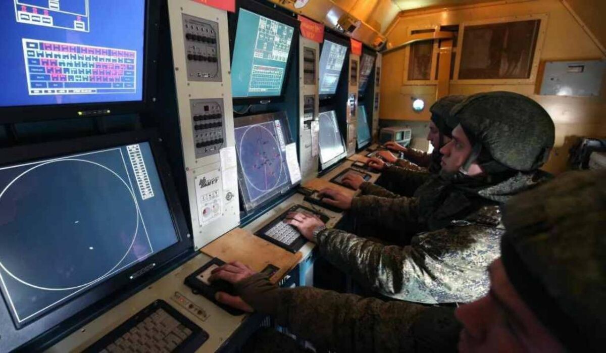     Работа пункта управления ПВО. Источник: ria.ru Автор фото: Виталий Тимкив