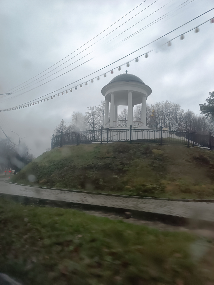 Едем в такси, снаружи дождь.