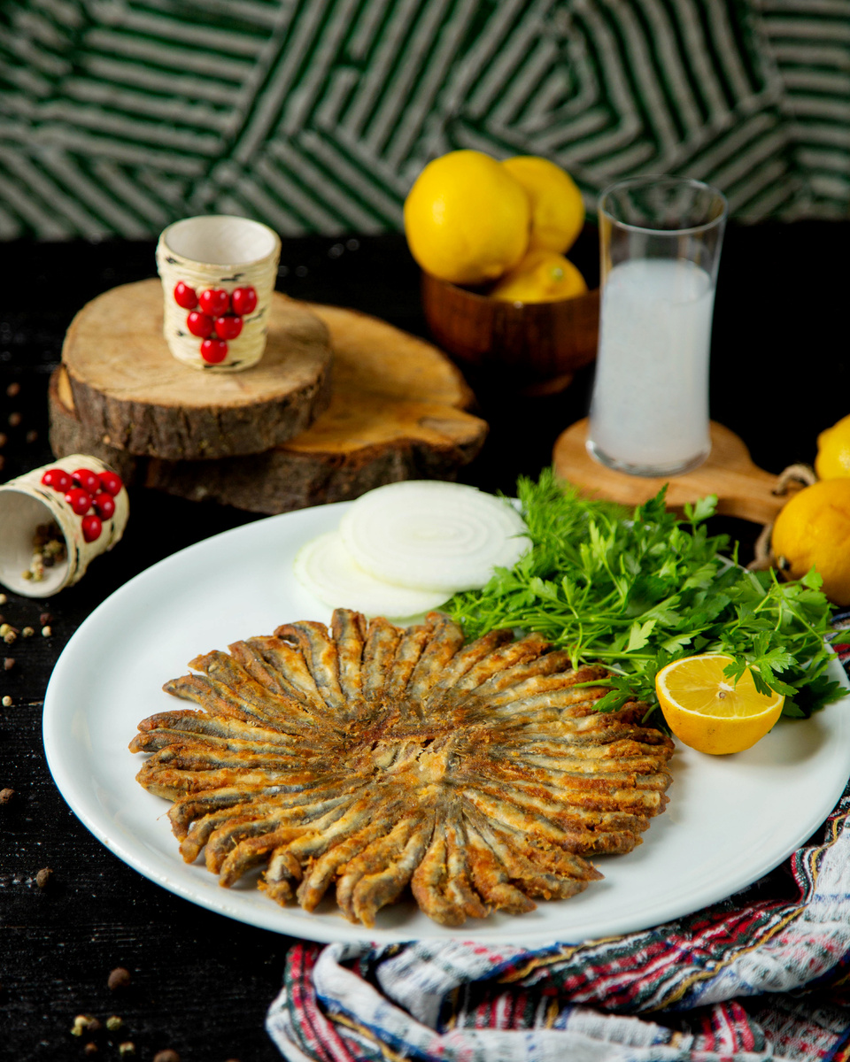 Мелкая черноморская рыба, обжаренная целиком в тонкой хрустящей корочке. Часто подается с зеленью и лимоном, фото freepik.com
