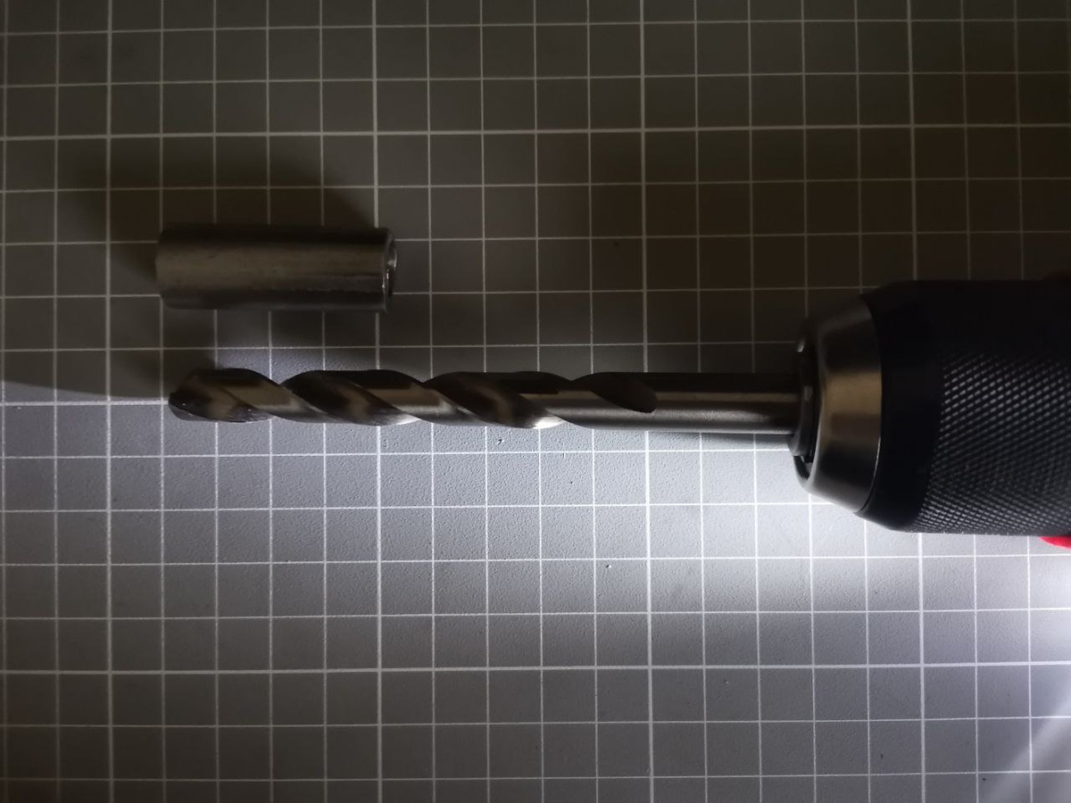 Нужно просверлить металлическую втулку шуруповёртом не насквозь, а на определенную глубину