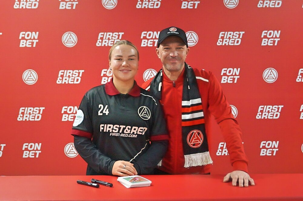 В теплой зоне проходила автограф-сессия с молодой теннисисткой Дианой Шнайдер (слева на фото), которая неоднократно становилась призером международных турниров.