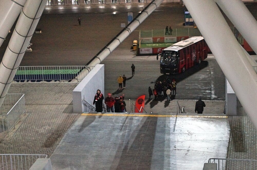 Кстати, болельщиков в столь темное время рабочего дня было не так уж много. Но пришедшие на стадион, думаю остались довольны.