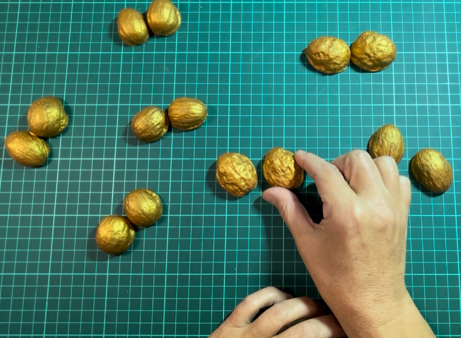 Половинки орешков покрасила акриловой золотой краской
