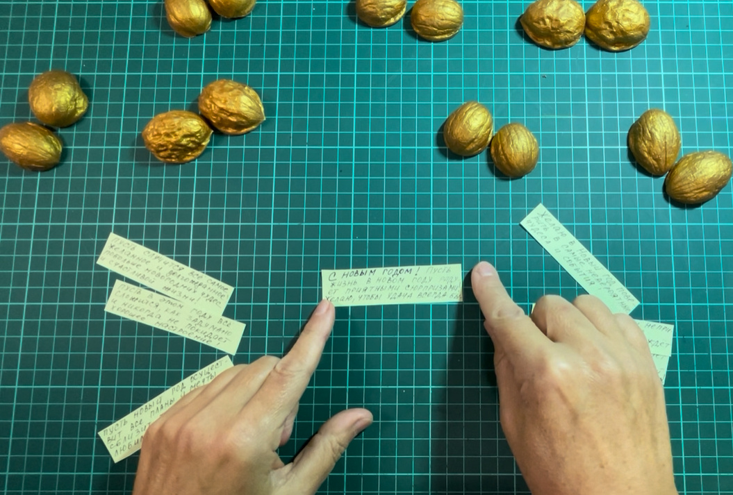 Гелевой ручкой написала пожелания.