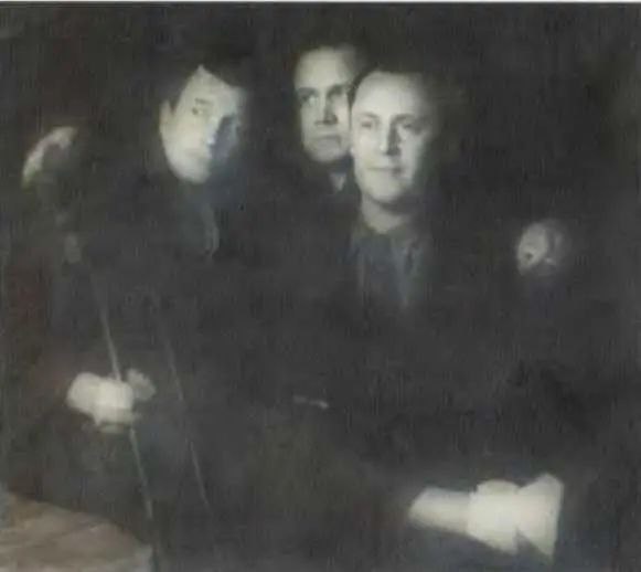 Фото из книги В. Ливанова: Выздоравливающий Н. Эрдман с актёрами МХАТа Н. Дорохиным и Б. Ливановым. Саратов. 1942 г.