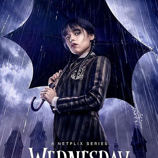 Сериал «Уэнсдэй»: Готика, детектив и юмор в одном флаконе. Как Тим Бёртон Оживил легенду