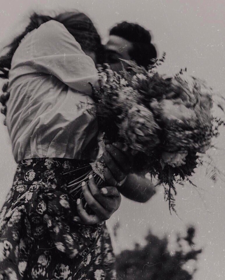 Не сложно увидеть, когда мужчина любит женщину. Он начинает относиться к ней, как к маленькой. Как будто она его маленькое счастье, которое он с удовольствием положил бы в карман. И всегда носил с собой. Он называет свою женщину "маленькой". Относится к ней скорее по-отцовски: заботливо. Носит на руках. Целует в нос. Боится обидеть как ребенка и абсолютно теряется, когда она начинает плакать. Прощает ей всё на свете. Дарит ей игрушки. Покупает ей конфеты и мороженое. Кормит с ложечки. Укрывает одеялом всю ночь. Всегда беспокоится о том тепло ли она одета. Заботится о своём маленьком счастье так, будто она пропадёт без него...

А потерять боится, как самое большое... И самое ценное...