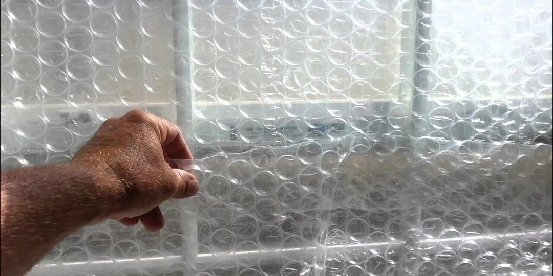 Почему люди клеят пузырьковую плёнку на окна: выяснил, и теперь делаю так же