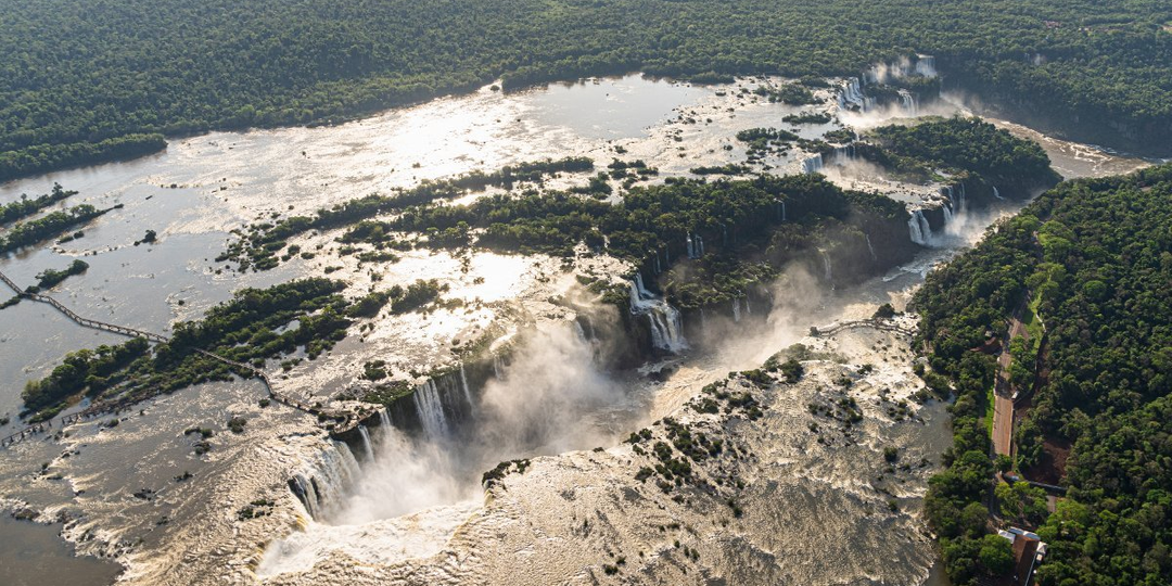 ГЭС Итайпу и водопад Игуасу – вид сверху.