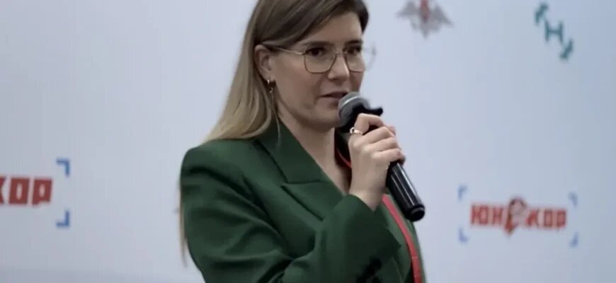    Пресс-секретарь движения Юнармия Ксения Барладян с микрофоном Дарья Рынзина