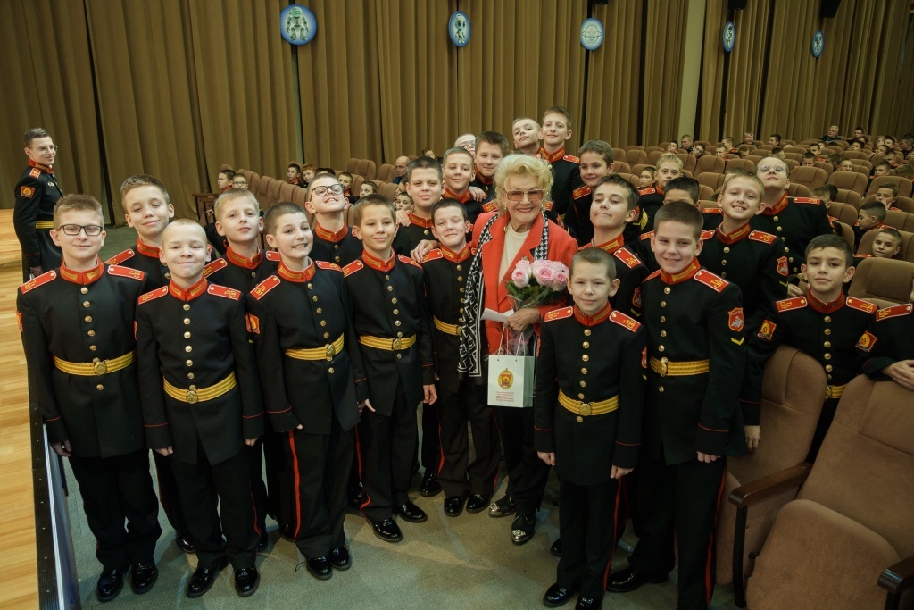 Светлана Дружинина с тверскими суворовцами
