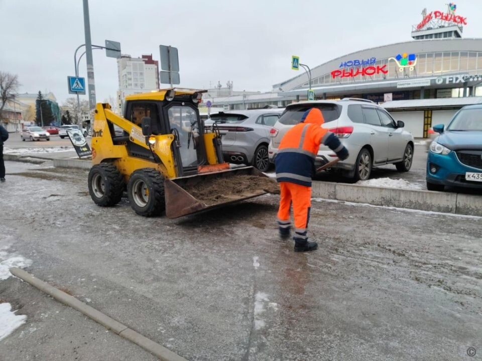    Борьба с гололедицей в Барнауле. Источник: barnaul.org