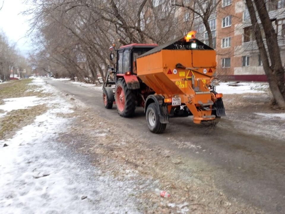    Борьба с гололедицей в Барнауле. Источник: barnaul.org