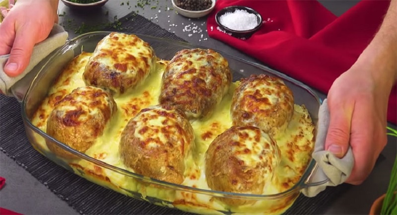 Запечённый картофель с начинкой: превращаем гарнир в самостоятельное блюдо