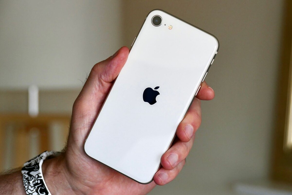    iPhone SE 2022 стоит очень дешево, поэтому идеально подходит для категории до 50 000 рублей. Фото: digitaltrends.com
