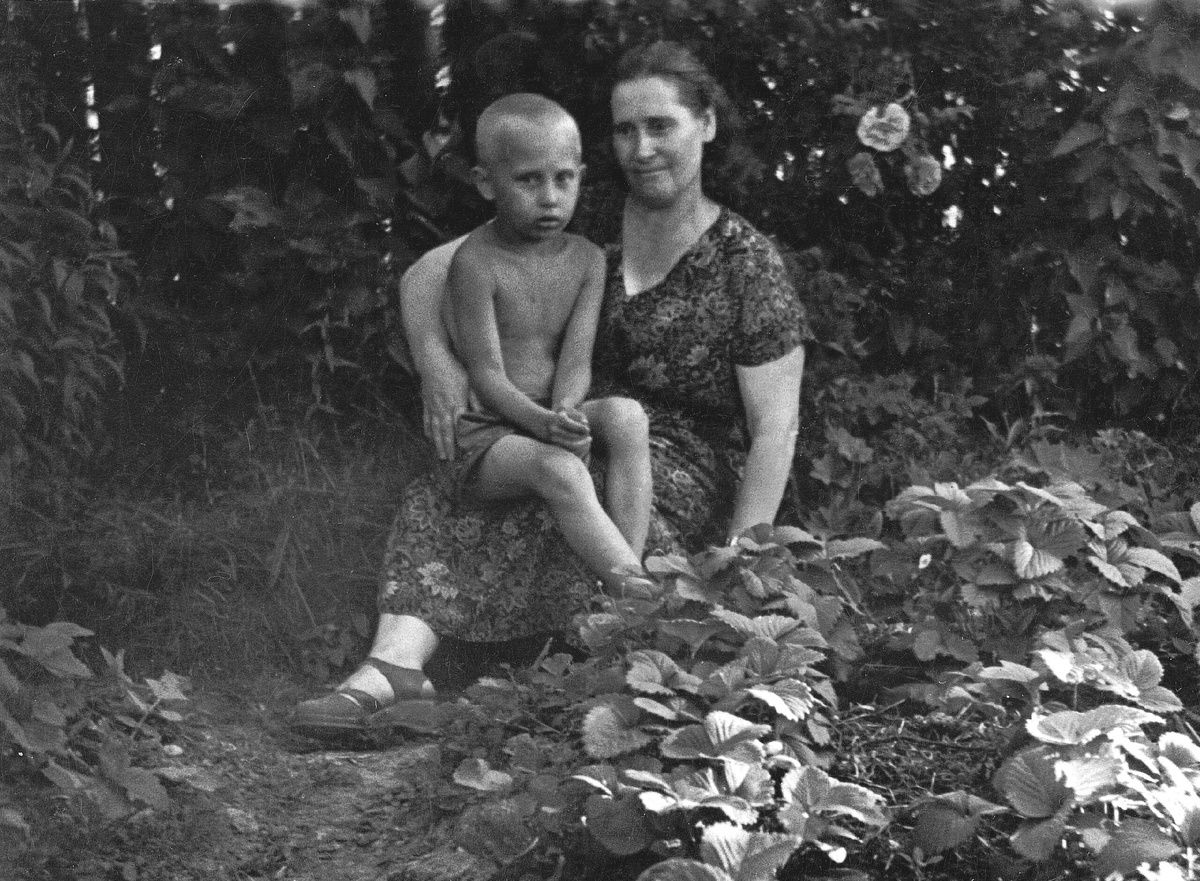 Изображение взято с сайта https://upload.wikimedia.org/wikipedia/commons/thumb/9/99/Vladimir_Putin_with_his_mother.jpg/2560px-Vladimir_Putin_with_his_mother.jpg