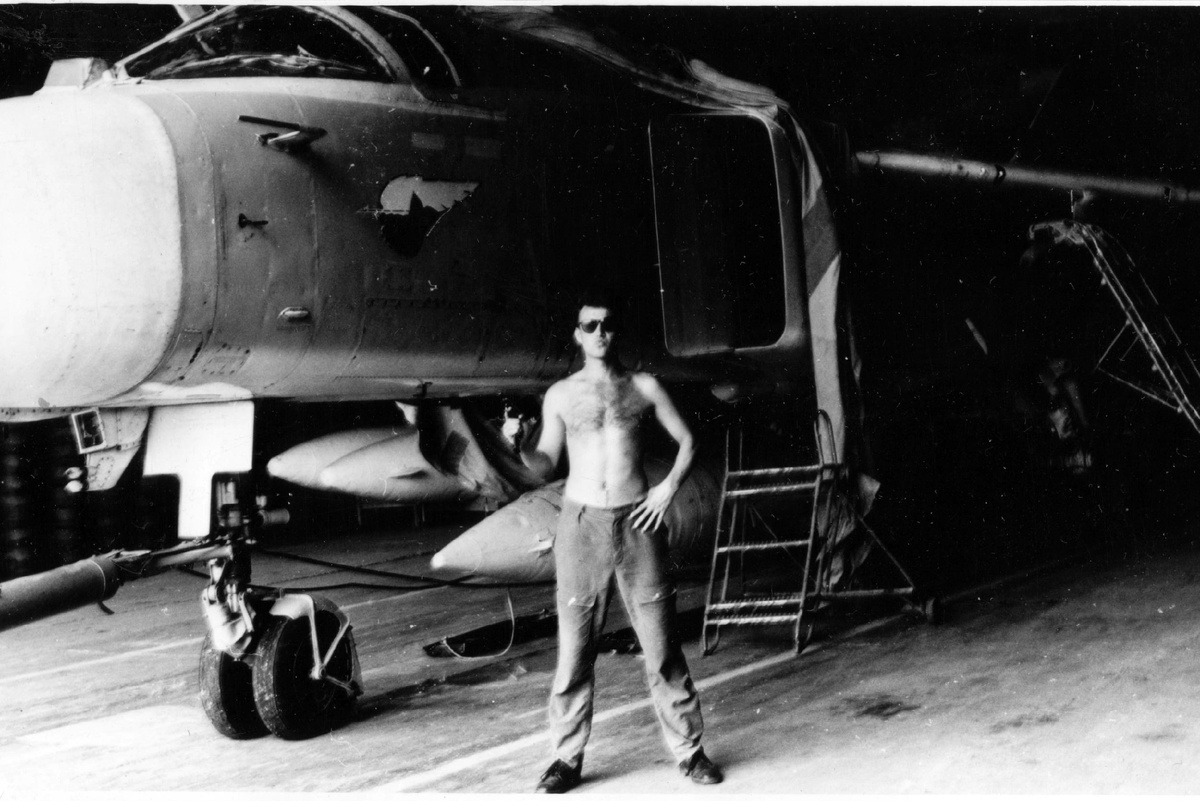 П. Хурба, стоянка 2 АТО. АУ самолëта б/н 23. Июль 1994 года. 