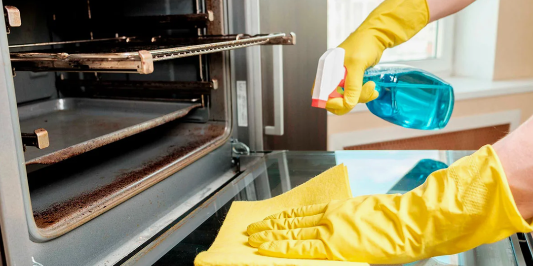 Не борьба, а легкая уборка: как чистить духовку и посуду после «ленивых» блюд