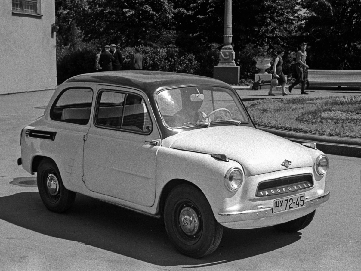    Ряд технических решений для нового автомобиля был позаимствован у Fiat 600 и Volkswagen Beetle. Двигатель воздушного охлаждения был расположен сзади. Подвеска была доработана с учётом послевоенного состояния советских дорог, а диаметр колёс увеличен / РИА Новости