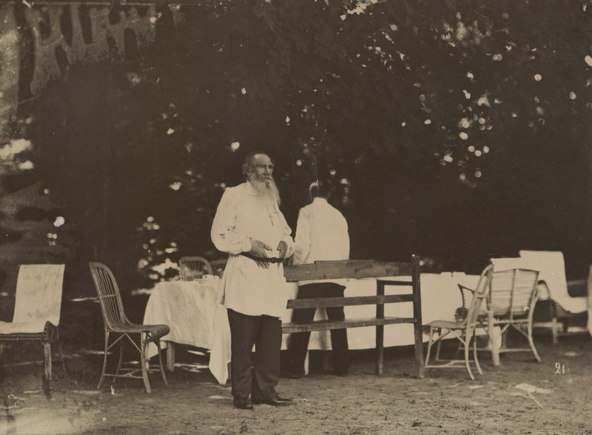 Лев Николаевич Толстой на площадке перед домом, 1908