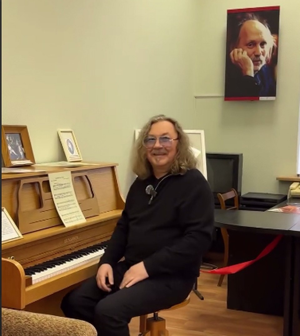    Игорь Николаев сыграл песню Мулявина в Минске. Фото: кадр видео Белгосфилармонии.