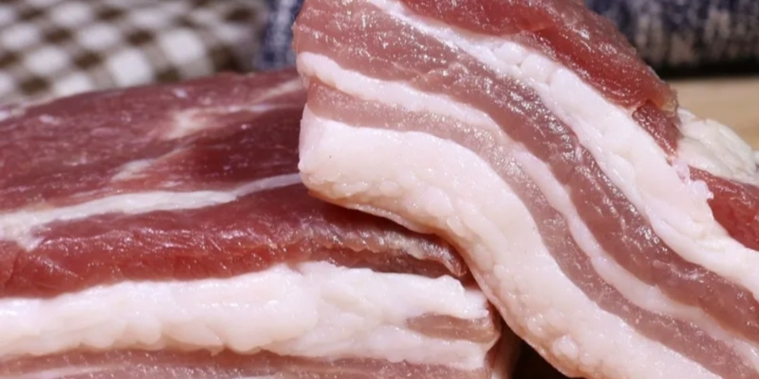 Три простых рецепта блюд из свинной грудинки, от которых пальчики оближешь