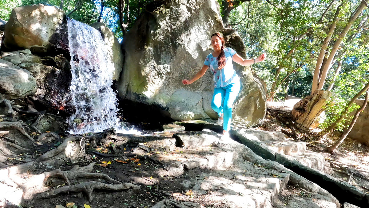 Поляна фонтанов, на самом деле - водопадов.