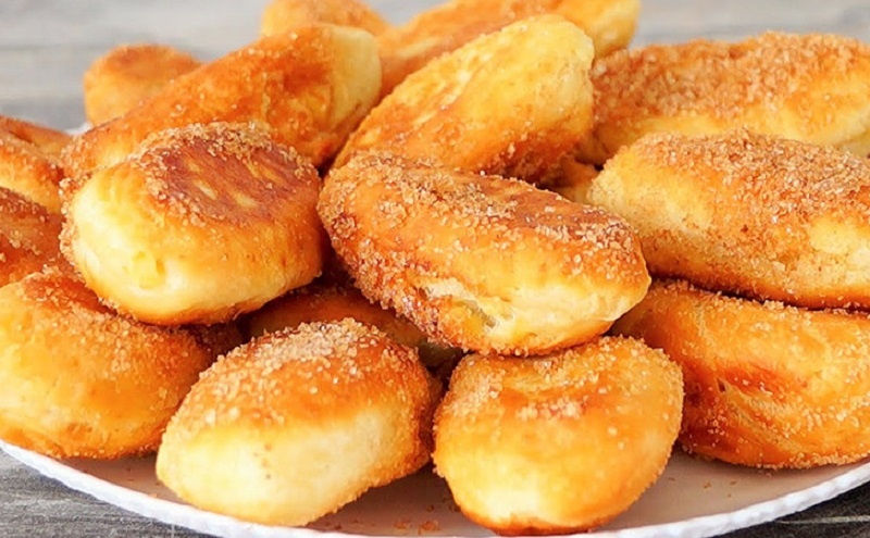 Пирожки без ожидания: быстрый рецепт выпечки на сметане с яблоками