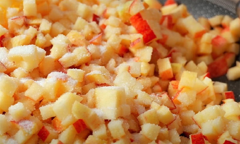 Пирожки без ожидания: быстрый рецепт выпечки на сметане с яблоками